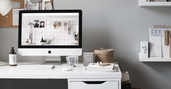 Meja kerja dengan desain minimalis dan gaya skandinavia